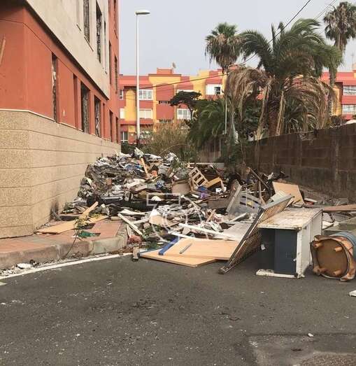 El estercolero en que se ha convertido la calle de Petrarca (Foto TA)